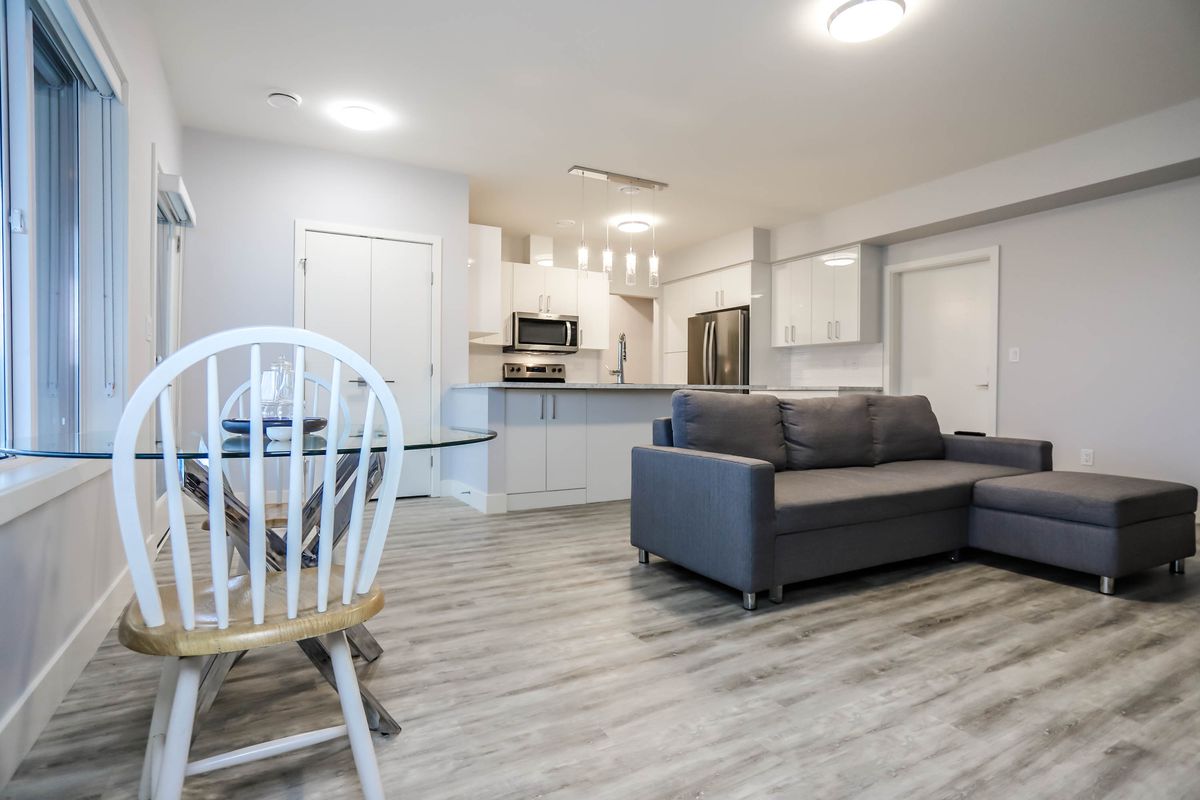 04-luxury-vinyl-installation-in-detached-home