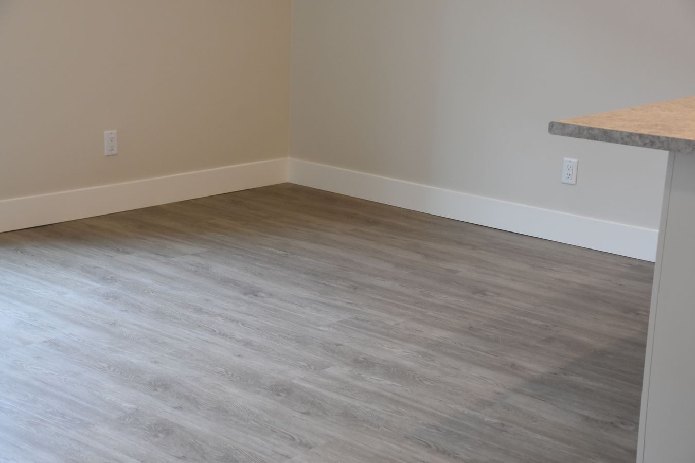 07-new-home-hardwood-and-luxury-vinyl-project-kelowna-bc-lvp (2)